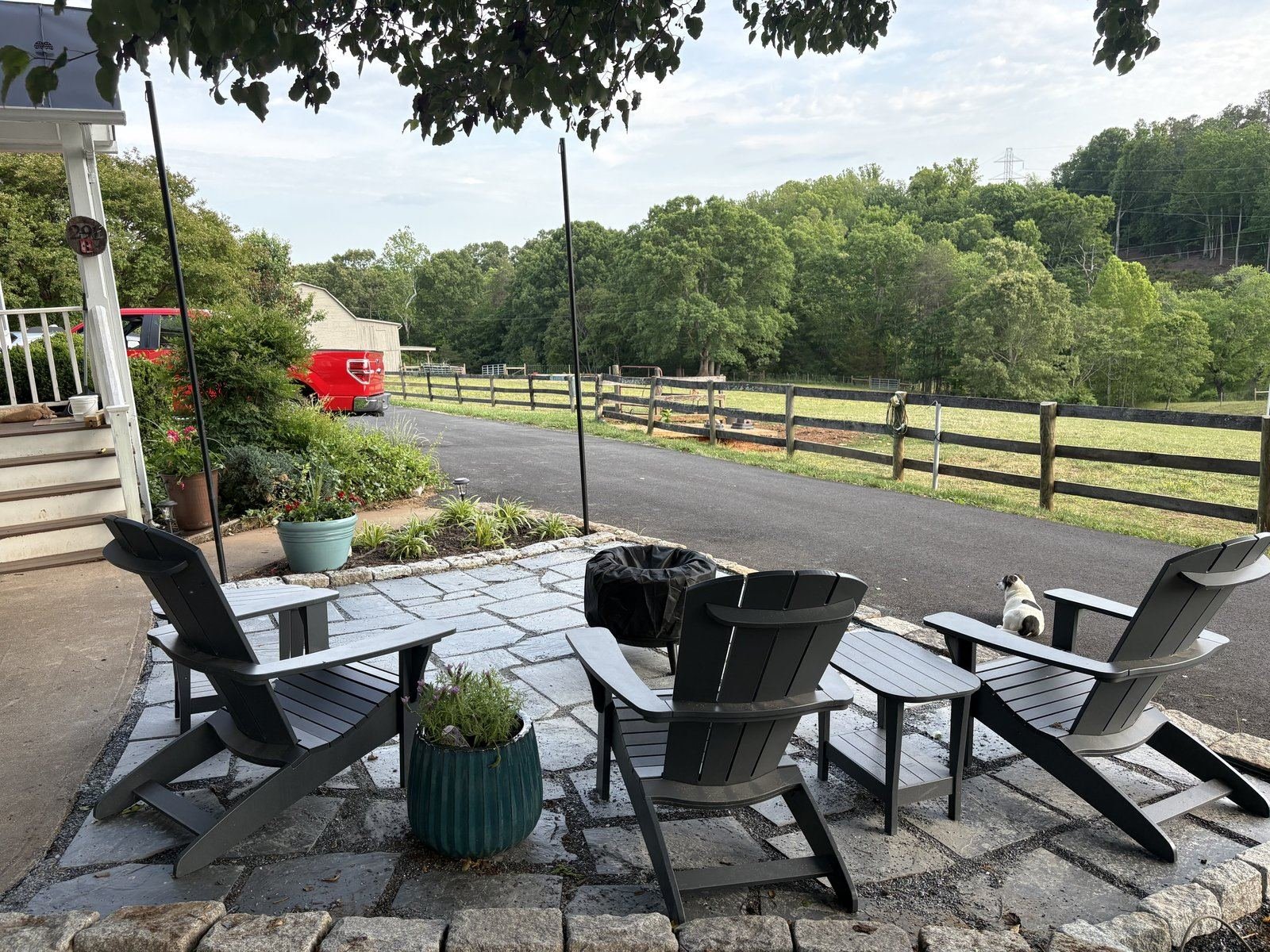 Meadowview Suite patio approach from driveway