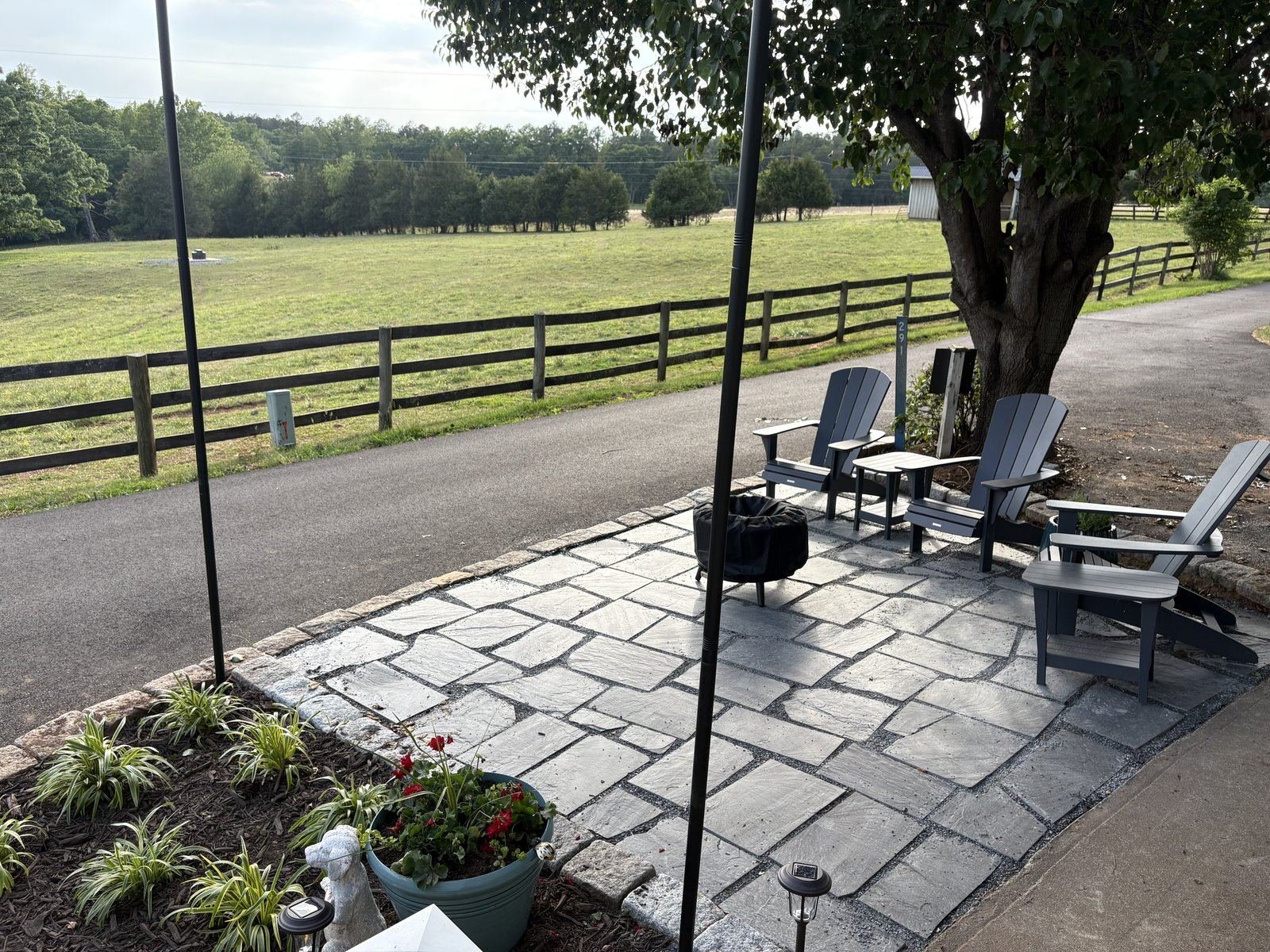 Meadowview Suite patio with shade tree
