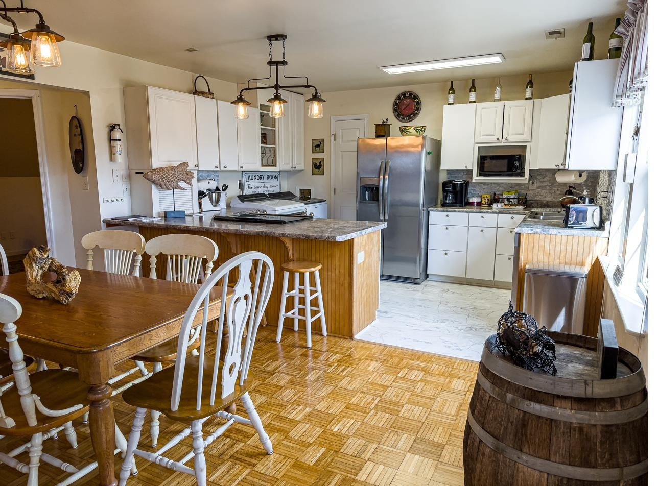 Riverview Suite kitchen and dining area